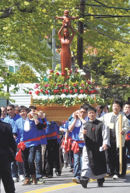 statue-in-porcession